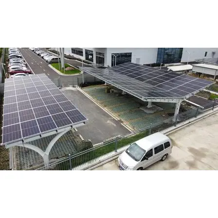 Solární carport připojený zády k sobě